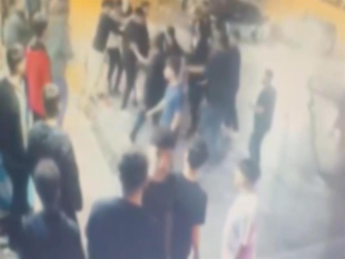 Bağcılar da sanal medya tartışması bı&ccedil;aklı kavgaya d&ouml;n&uuml;şt&uuml;: 2 yaralı 1