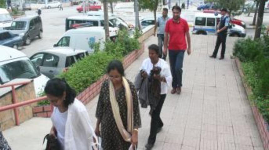 Turistleri, kaçak göçmen diye gözaltına aldılar