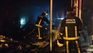 Antalya&rsquo;da iki iş yerinde yangın: Alevler &uuml;st kattaki eve de zarar verdi