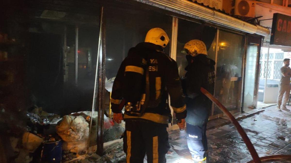 Antalya’da iki iş yerinde yangın: Alevler üst kattaki eve de zarar verdi 1