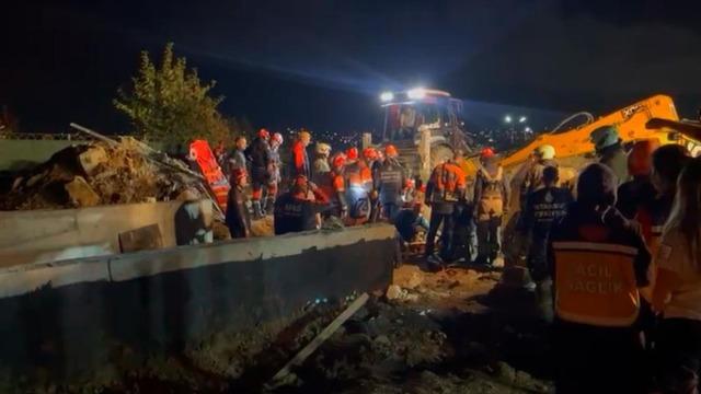 B&uuml;y&uuml;k&ccedil;ekmece'de toprak kayması: 2 iş&ccedil;i g&ouml;&ccedil;&uuml;k altında kaldı