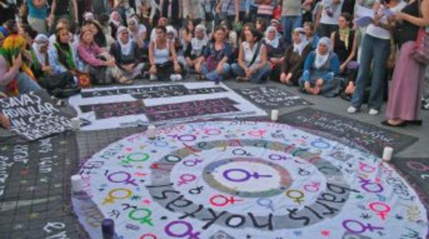 Operasyonların durdurulmasını isteyen kadınlar, Taksim'de oturma eylemi başlattı