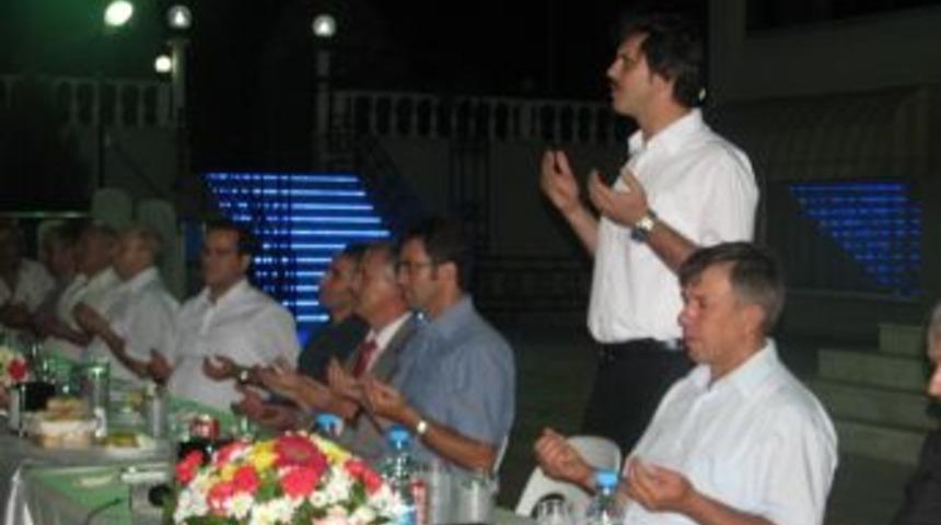 İftar yemeğinde Afrika&rsquo;ya yardım &ccedil;ağrısı yapıldı