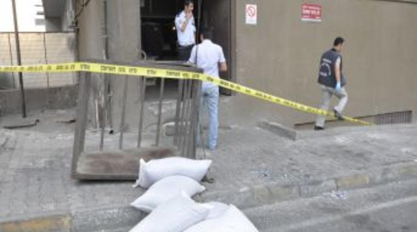 Kaldırımda y&uuml;r&uuml;rken &uuml;zerine asans&ouml;r d&uuml;şen gen&ccedil; &ouml;ld&uuml;