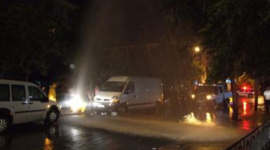 Patlayan borudan fışkıran suyu fırsat bilip araçlarını yıkadılar