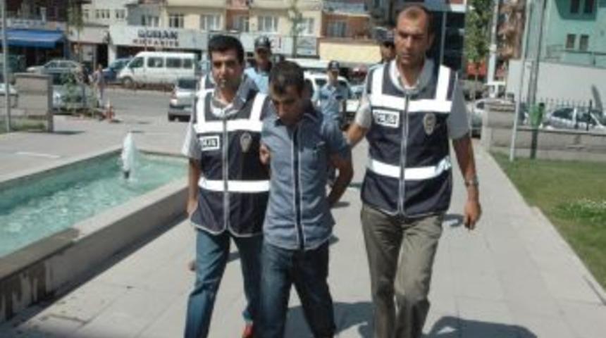 Kendisini polis ve savcı olarak tanıtıp dolandırıcılık yapan zanlı tutuklandı