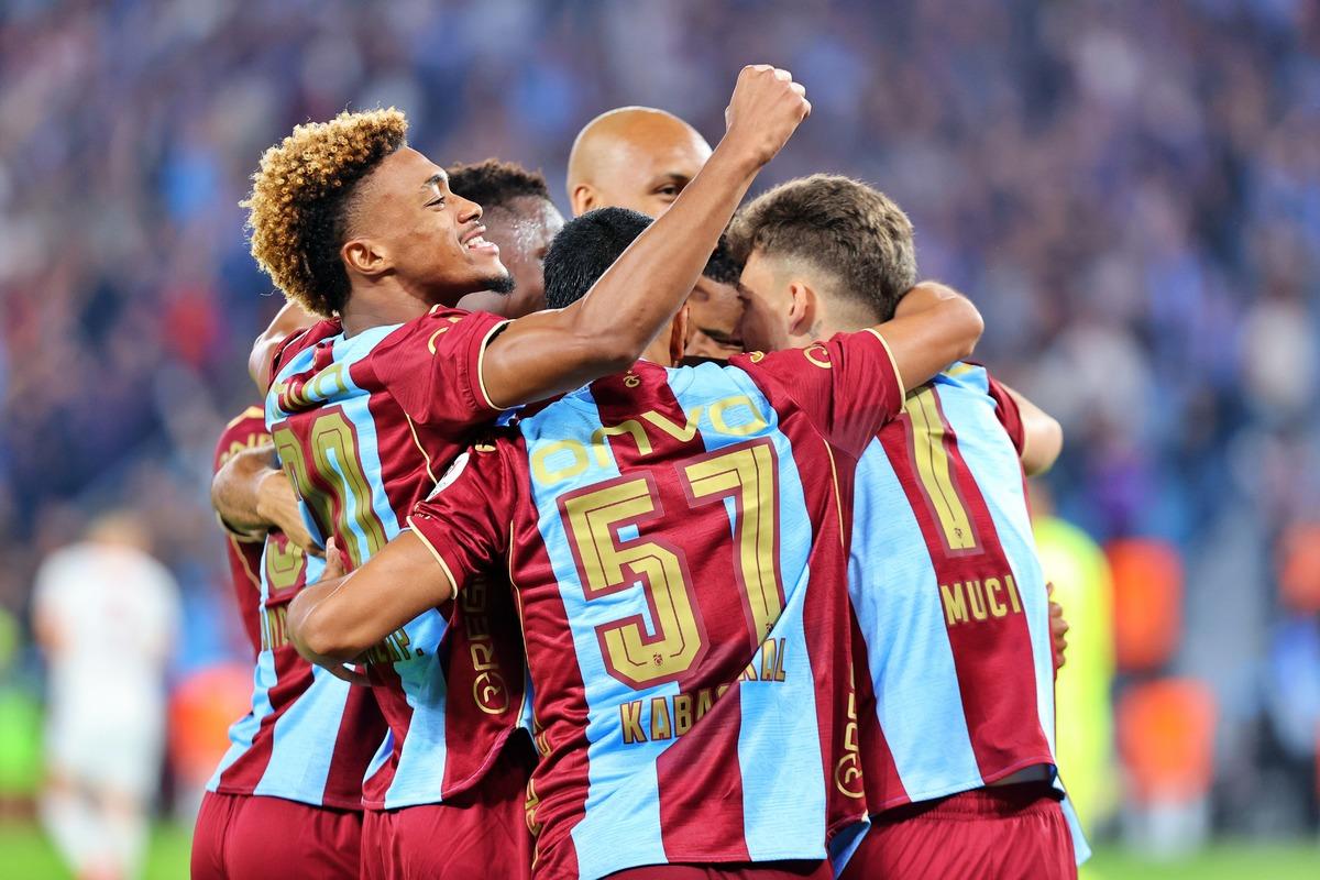 Trabzonspor-Galatasaray maçının hakemi için olay yorum! "Ayağı kırılacaktı, kırmızıyı atladı" 1