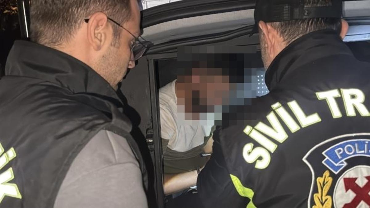 Eşi kamyonetten atladı, kendi sigaranın derdine d&uuml;şt&uuml;! Hem ehliyetsiz hem alkoll&uuml; 3