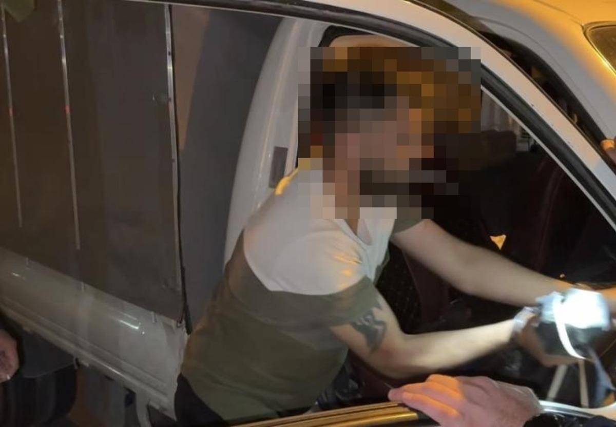 Eşi kamyonetten atladı, kendi sigaranın derdine d&uuml;şt&uuml;! Hem ehliyetsiz hem alkoll&uuml; 4