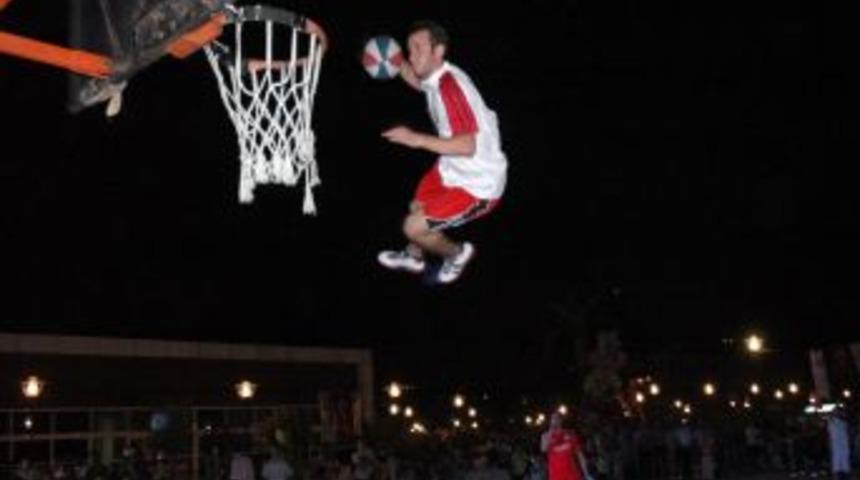 &Ccedil;ocuklar &lsquo;Karizma Show&rsquo; eşliğinde s&uuml;nnet oldu