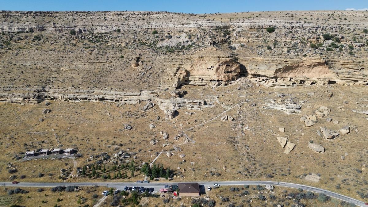 Dev kayayı elleriyle oyup içine mahalle kurmuşlar! 3