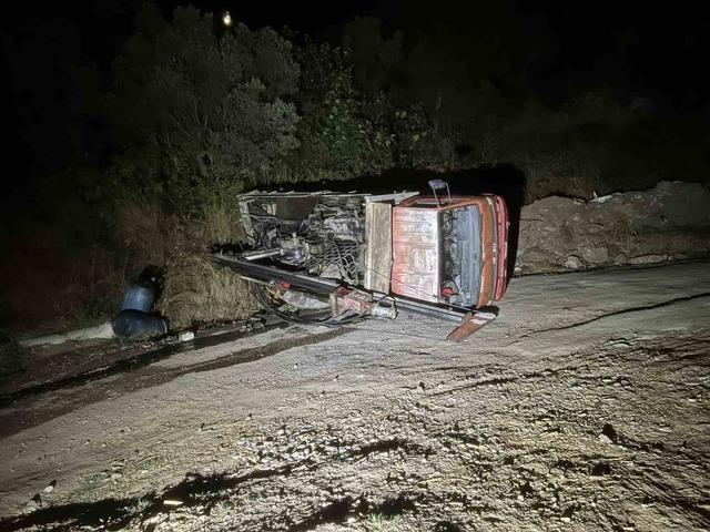 Bursa&rsquo;da devrilen iş makinesinde sıkışan s&uuml;r&uuml;c&uuml; camdan &ccedil;ıkarıldı 3