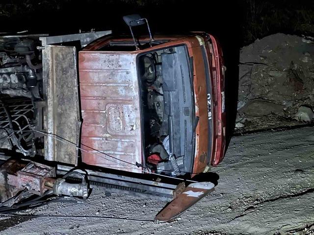 Bursa&rsquo;da devrilen iş makinesinde sıkışan s&uuml;r&uuml;c&uuml; camdan &ccedil;ıkarıldı 2