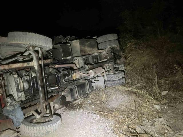Bursa&rsquo;da devrilen iş makinesinde sıkışan s&uuml;r&uuml;c&uuml; camdan &ccedil;ıkarıldı 1
