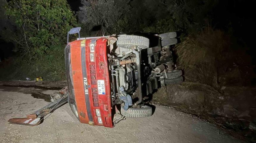 Bursa&rsquo;da devrilen iş makinesinde sıkışan s&uuml;r&uuml;c&uuml; camdan &ccedil;ıkarıldı