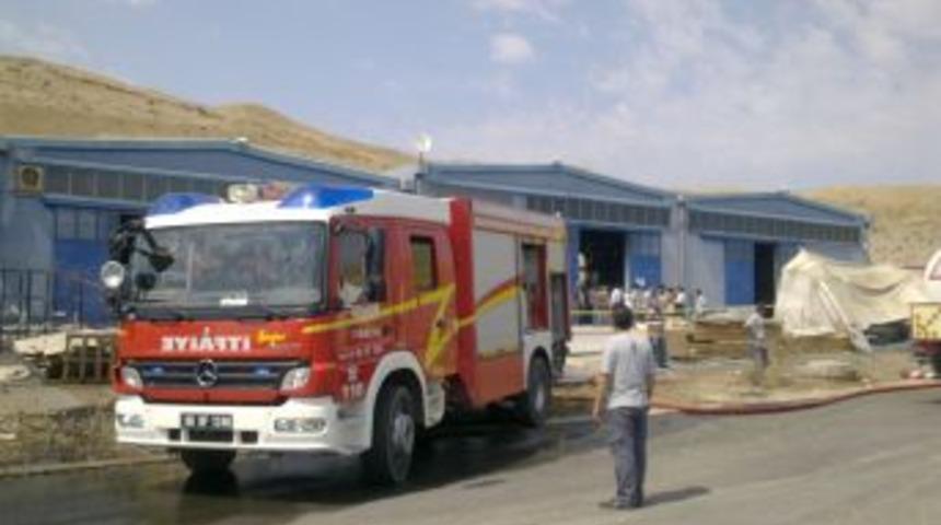 Tıbbi tekstil at&ouml;lyesinde yangın: 1 &ouml;l&uuml; 6 yaralı