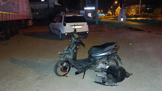 Manavgat&rsquo;ta motorlu bisiklet ile otomobil &ccedil;arpıştı: 1 yaralı 2