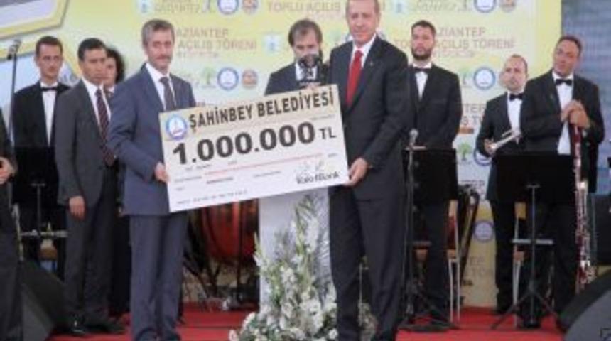 Tahmazoğlu 1 milyon TL&rsquo;lik Somali yardım &ccedil;ekini Başbakan'a verdi