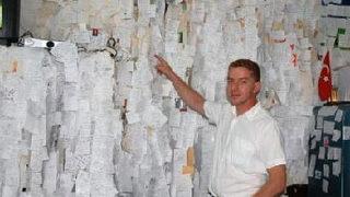 Duygular duvara asıldı