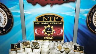 Siirt'te koyun yünleri içine gizlenmiş 37 kilo 600 gram esrar ele geçirildi
