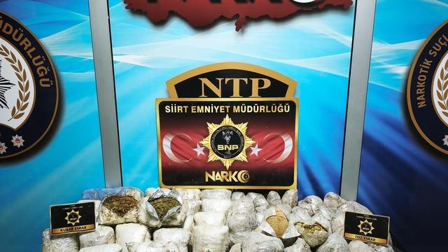 Siirt'te koyun yünleri içine gizlenmiş 37 kilo 600 gram esrar ele geçirildi
