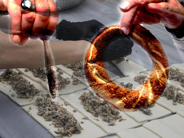 Ezber bozan lezzet: Hamsili simit! Balığı hi&ccedil; b&ouml;yle yemediniz