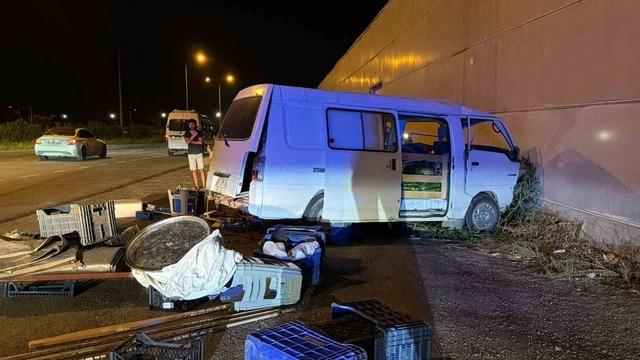 Antalya’da panelvan kontrolden çıktı: 1 yaralı 5