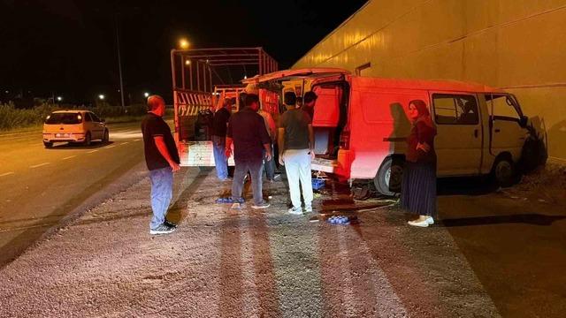 Antalya’da panelvan kontrolden çıktı: 1 yaralı 2