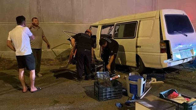 Antalya’da panelvan kontrolden çıktı: 1 yaralı