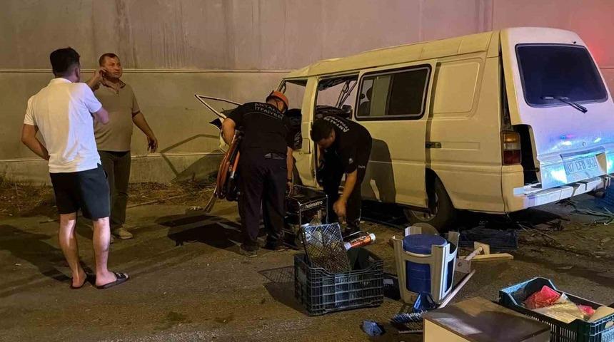 Antalya&rsquo;da panelvan kontrolden &ccedil;ıktı: 1 yaralı