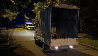 Eskişehir'de hareket halindeki kamyonetten atlayan kadın yaralandı