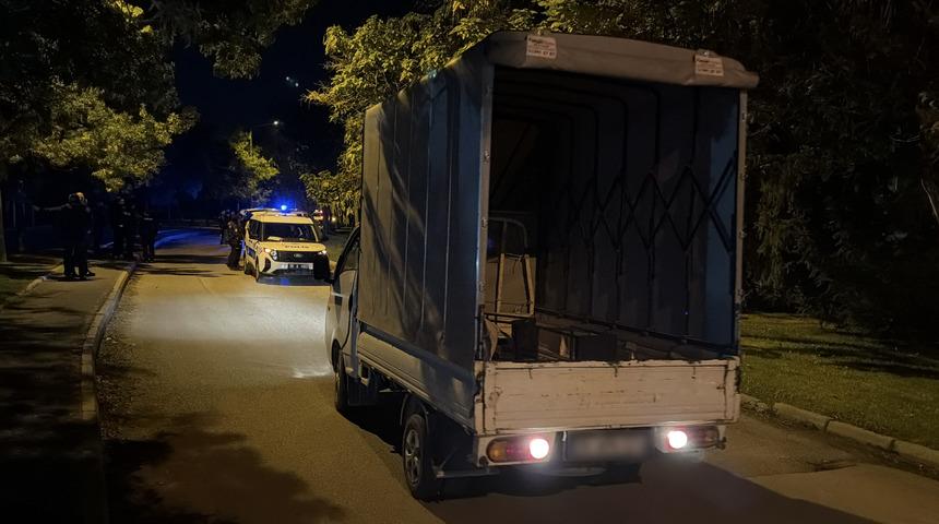 Eskişehir'de hareket halindeki kamyonetten atlayan kadın yaralandı