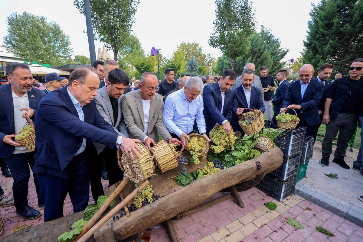 5 yıldır bağlarda buluşup kazanlarla pekmez kaynatıyorlar! 1