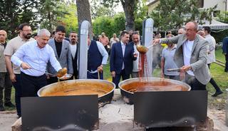 5 yıldır bağlarda buluşup kazanlarla pekmez kaynatıyorlar!