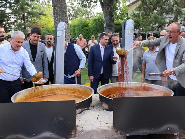 5 yıldır bağlarda buluşup kazanlarla pekmez kaynatıyorlar!