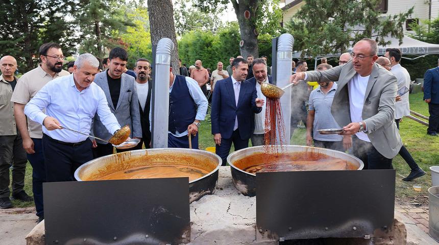 5 yıldır bağlarda buluşup kazanlarla pekmez kaynatıyorlar!