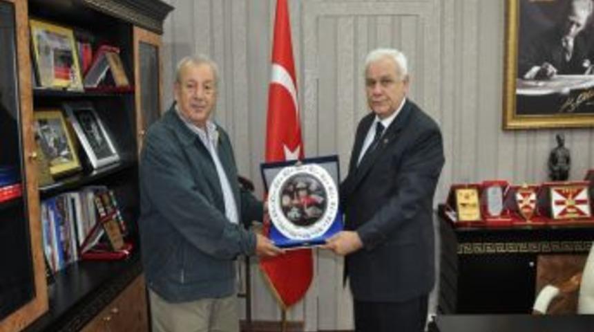 Vali &Ccedil;olak'tan Beşler Grup Başkanı &Ccedil;akmak'a plaket