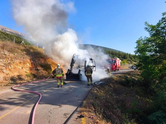 İskenderun’da iş makinesi alevlere teslim oldu 1