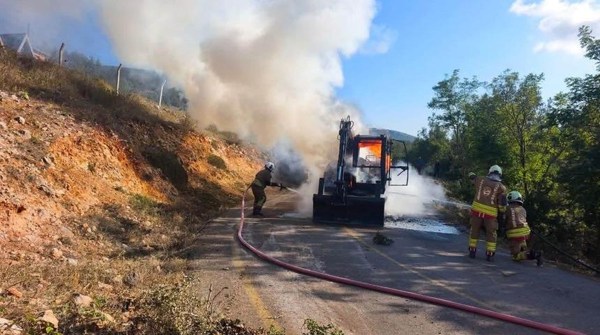 İskenderun&rsquo;da iş makinesi alevlere teslim oldu