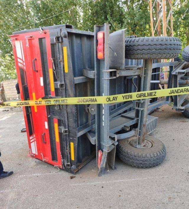 Van’da traktör devrildi: 3 yaralı 3