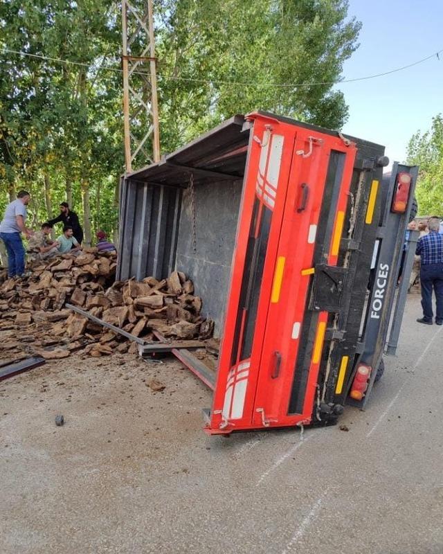 Van’da traktör devrildi: 3 yaralı 2