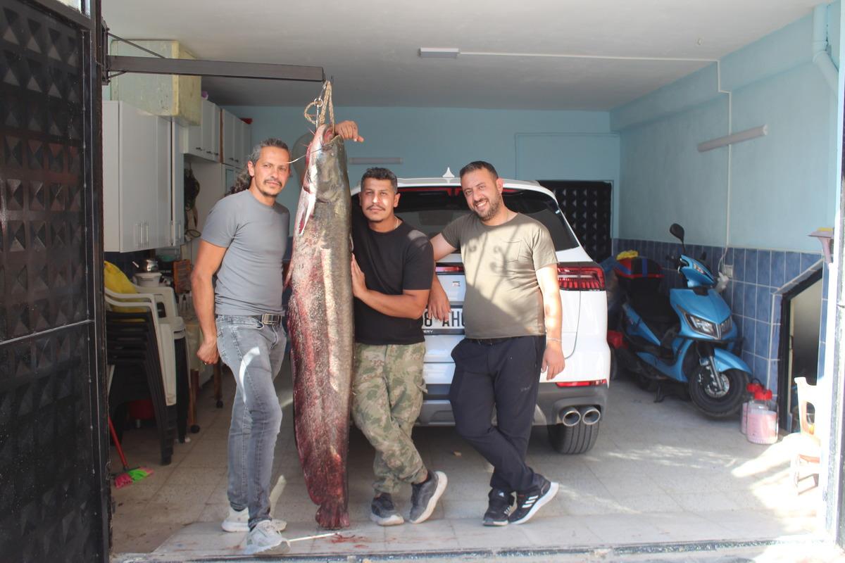 Nehirden çıkana kendileri bile inanamadı: Kızılırmak ta insan boyunda balık avı! 3