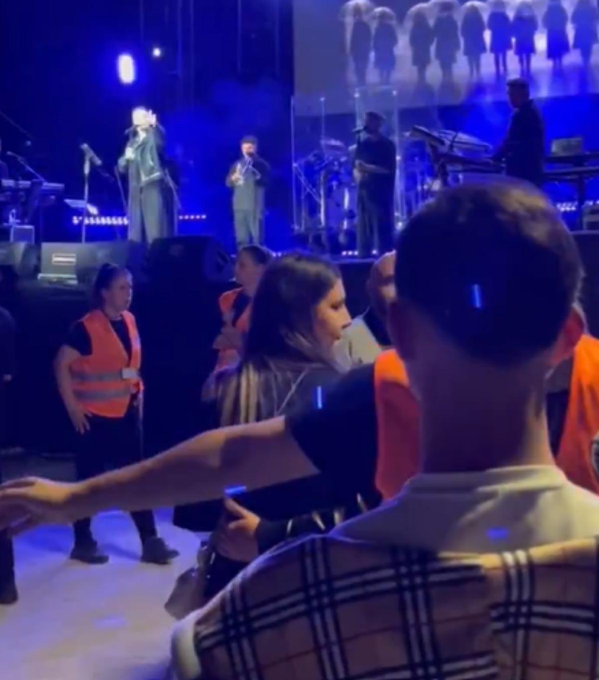 Oğuzhan Koç konseri yarıda kesti: "Kimin torpillisisin sen?" 2