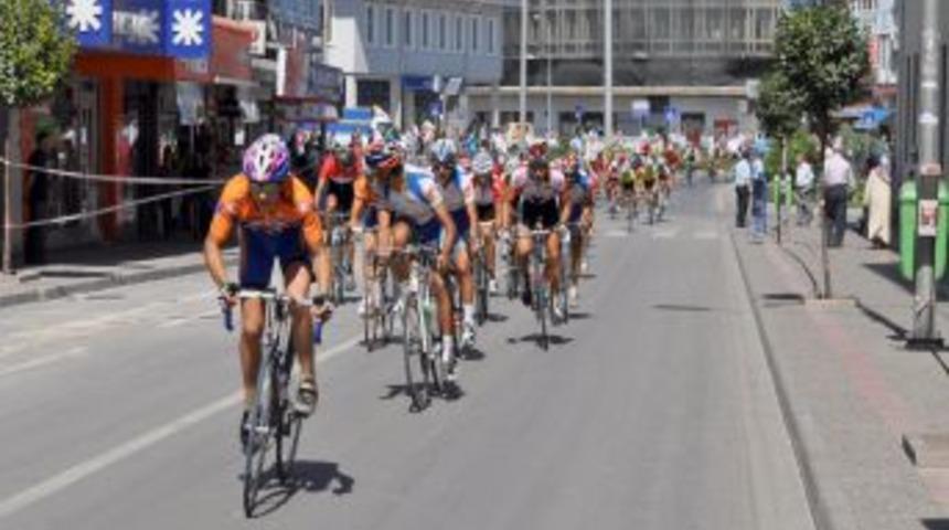 Uluslararası bisiklet yarışında T&uuml;rk sporcular ilk &uuml;&ccedil;e girdi