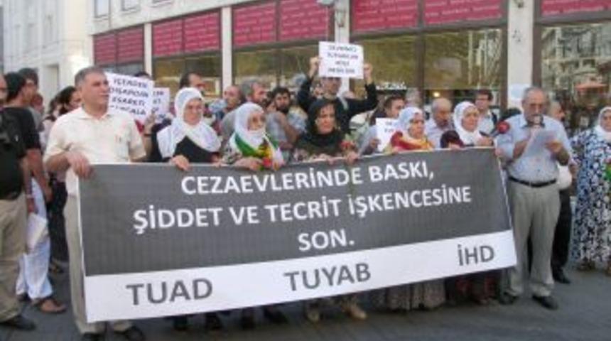 Tutuklu ve h&uuml;k&uuml;ml&uuml; yakınlarından cezaevi protestosu