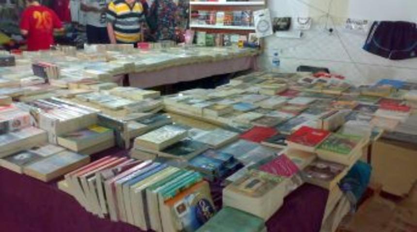 Elif Şafak'ın 'İskender'i korsana indi, polis operasyonları sıklaştırdı