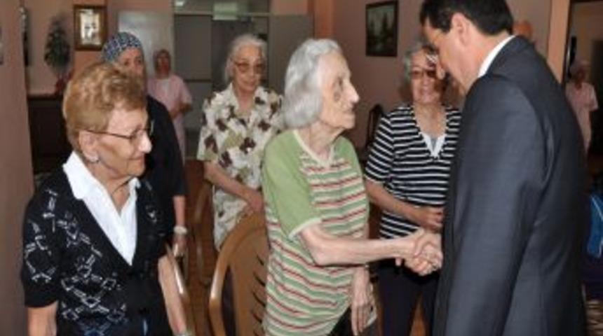 Vali Topaca'dan huzurevi sakinlerine: Birbirinize komşu gibi davranın