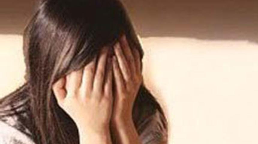 Durakta otob&uuml;s beklerken tecav&uuml;ze uğradı