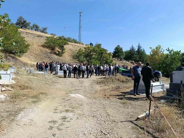 Malatya&rsquo;da kazada hayatını kaybeden sağlık &ccedil;alışanı gen&ccedil; son yolculuğuna uğurlandı 1
