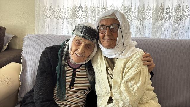Zonguldak'ın çınarları Safiye ve Şerife nine bir asrı geride bıraktı